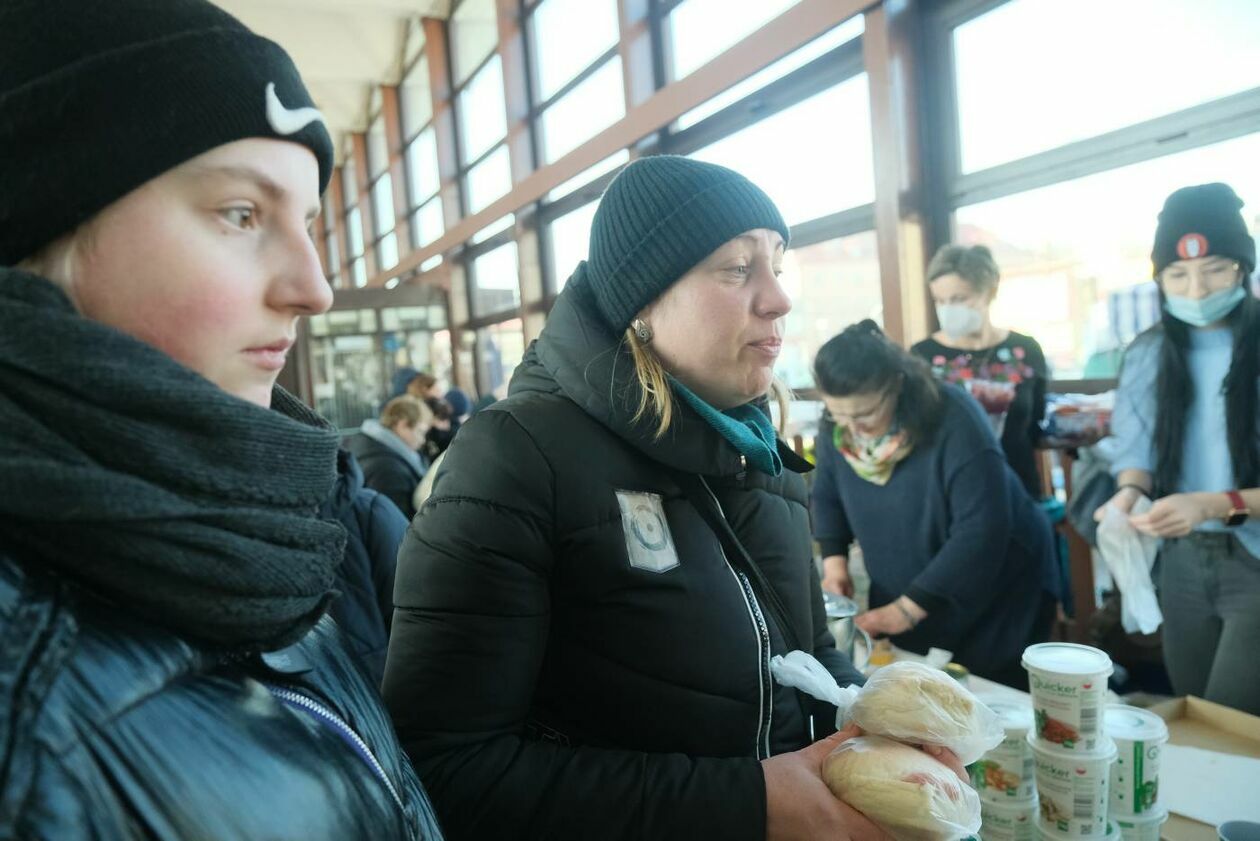  Pracownicy Lubelskich Dworców pomagają uchodżcom z Ukrainy (zdjęcie 10) - Autor: Maciej Kaczanowski
