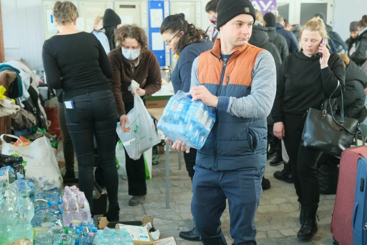  Pracownicy Lubelskich Dworców pomagają uchodżcom z Ukrainy (zdjęcie 21) - Autor: Maciej Kaczanowski