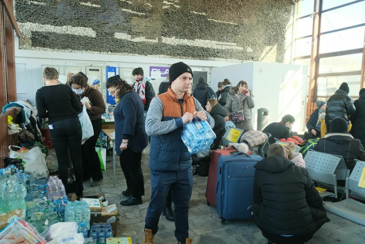  Pracownicy Lubelskich Dworców pomagają uchodżcom z Ukrainy (zdjęcie 22) - Autor: Maciej Kaczanowski