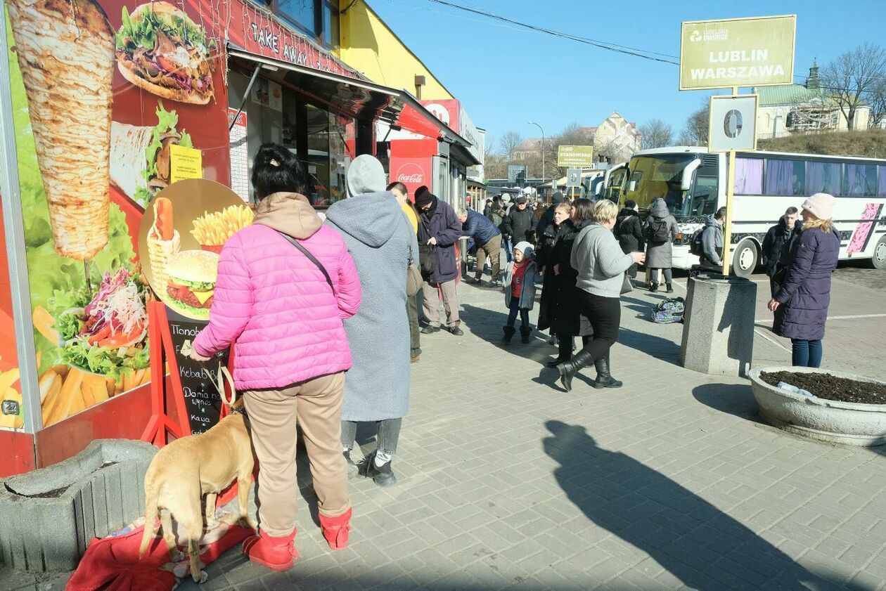  Pracownicy Lubelskich Dworców pomagają uchodżcom z Ukrainy (zdjęcie 45) - Autor: Maciej Kaczanowski