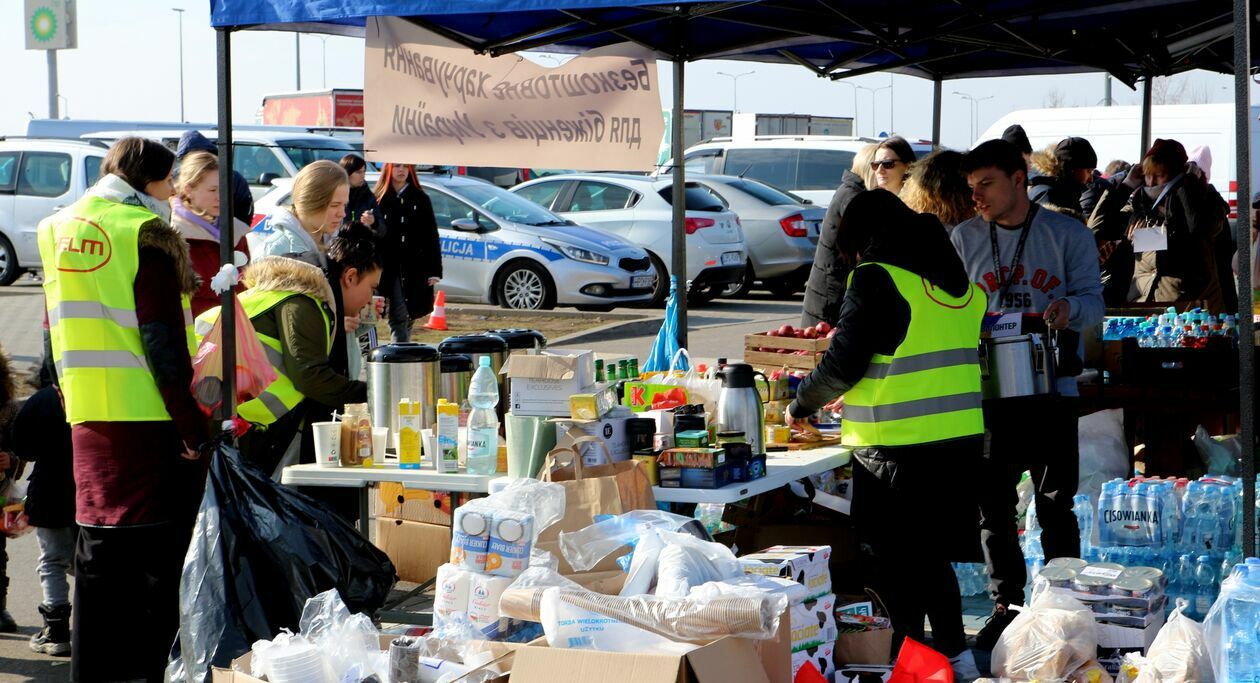  Parkingowi wolontariusze pomagają całą dobę (zdjęcie 1) - Autor: rs