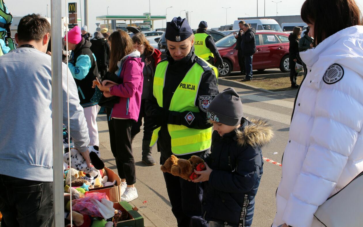  Parkingowi wolontariusze pomagają całą dobę (zdjęcie 1) - Autor: rs