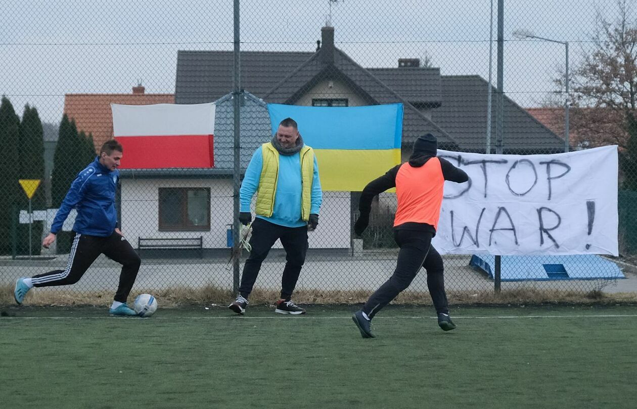  Turniej charytatywny piłki nożnej: zbierali dary rzeczowe dla uchodźców z Ukrainy (zdjęcie 15) - Autor: Maciej Kaczanowski