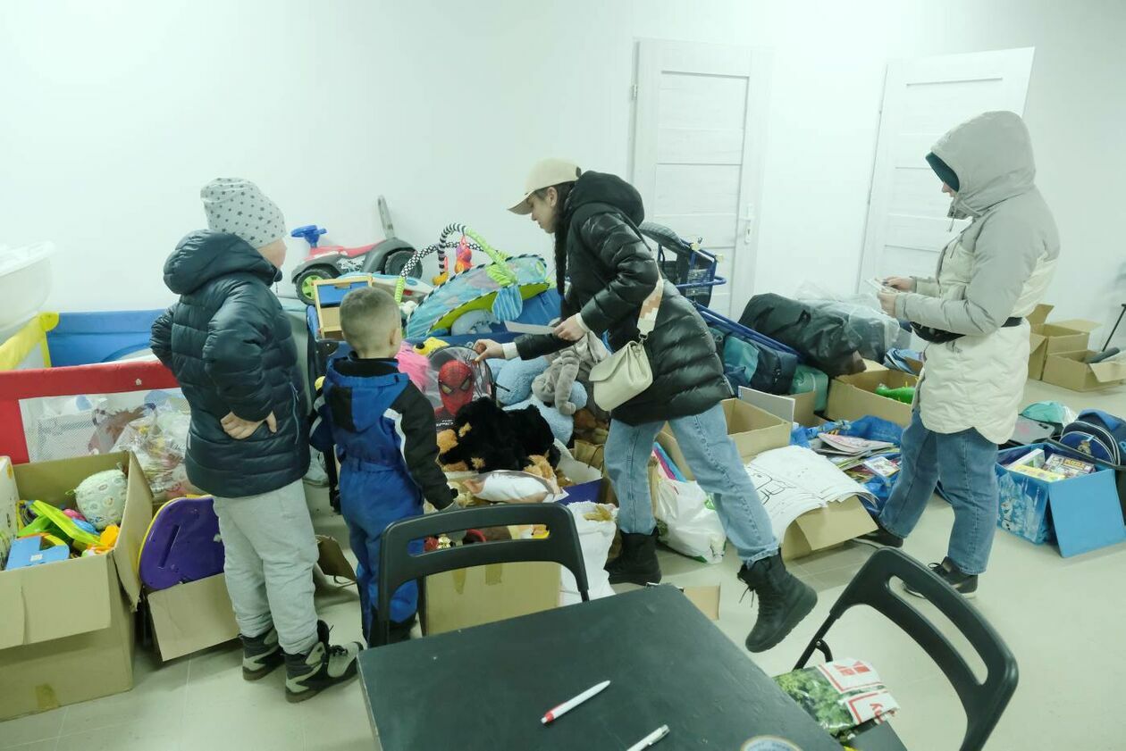  W Świdniku już działa nowy punkt odbioru i dystrybucji darów dla uchodźców z Ukrainy (zdjęcie 13) - Autor: Maciej Kaczanowski