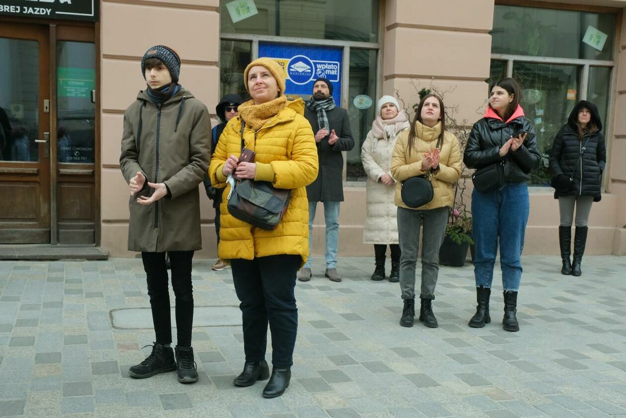  Po hejnale miejskim trębacz odegrał hymny Ukrainy i Polski  (zdjęcie 15) - Autor: Maciej Kaczanowski