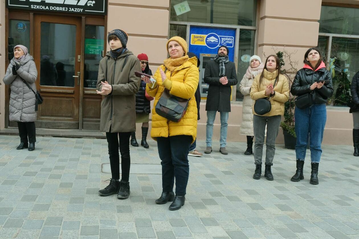  Po hejnale miejskim trębacz odegrał hymny Ukrainy i Polski  (zdjęcie 17) - Autor: Maciej Kaczanowski