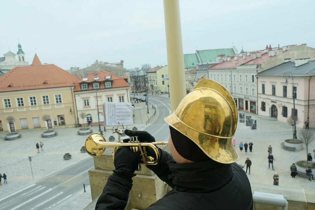  Po hejnale miejskim trębacz odegrał hymny Ukrainy i Polski  (zdjęcie 5) - Autor: Maciej Kaczanowski