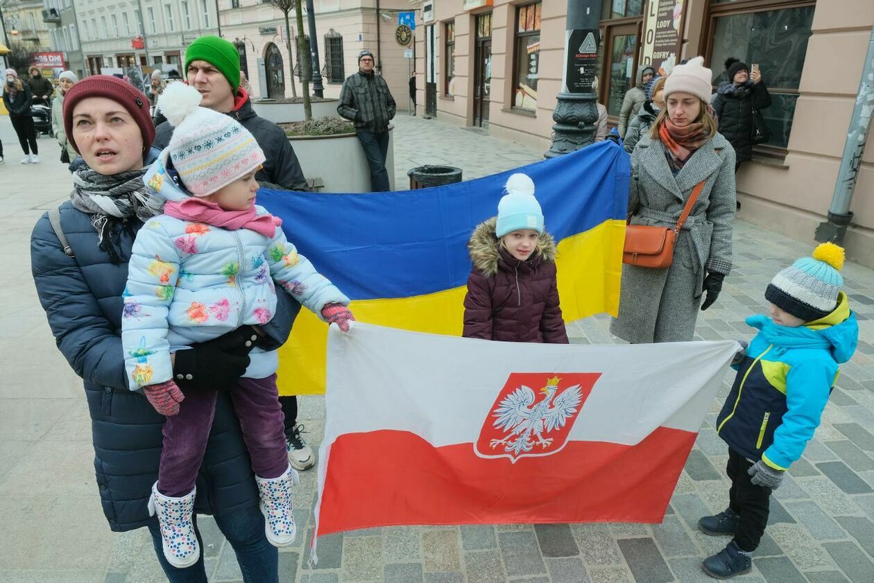  Po hejnale miejskim trębacz odegrał hymny Ukrainy i Polski  (zdjęcie 11) - Autor: Maciej Kaczanowski