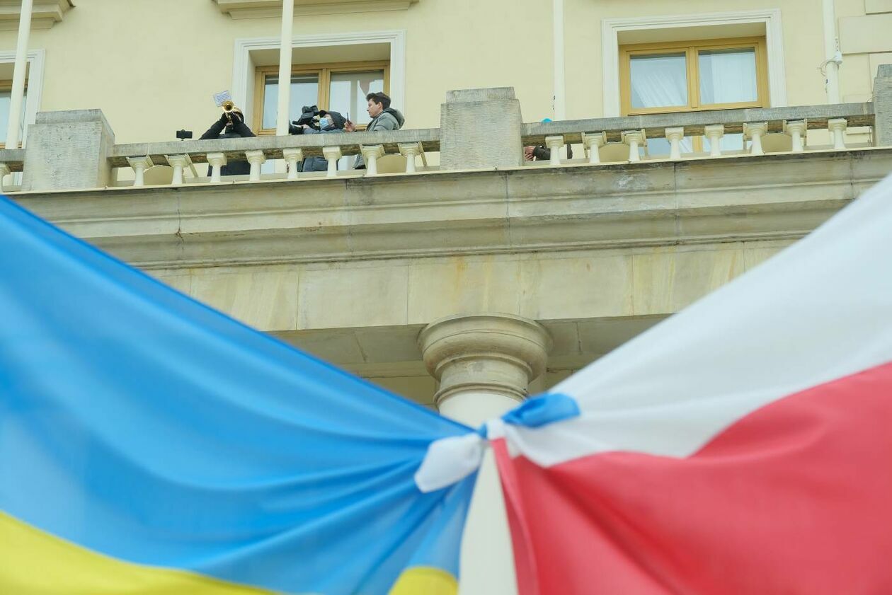  Po hejnale miejskim trębacz odegrał hymny Ukrainy i Polski  (zdjęcie 10) - Autor: Maciej Kaczanowski