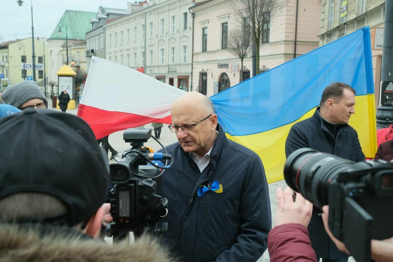  Po hejnale miejskim trębacz odegrał hymny Ukrainy i Polski   - Autor: Maciej Kaczanowski