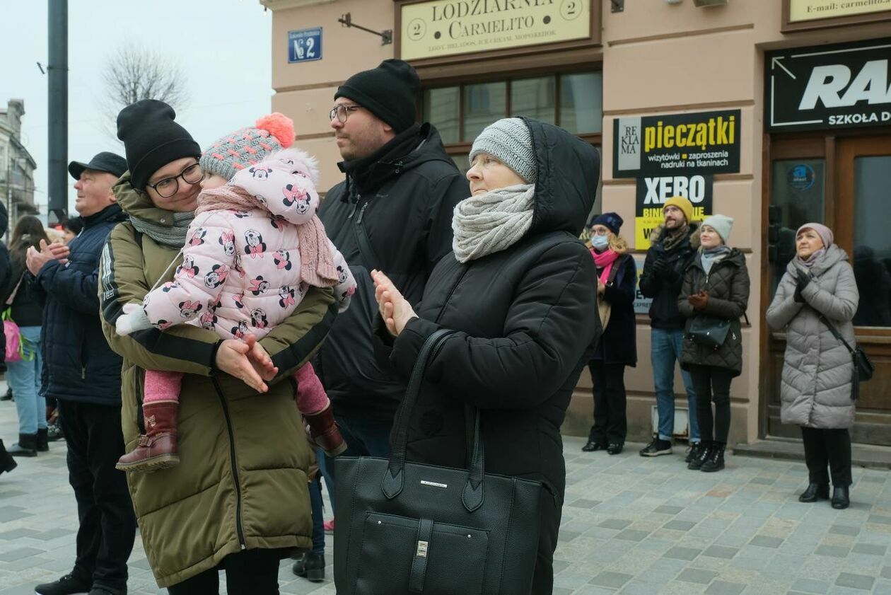  Po hejnale miejskim trębacz odegrał hymny Ukrainy i Polski  (zdjęcie 16) - Autor: Maciej Kaczanowski