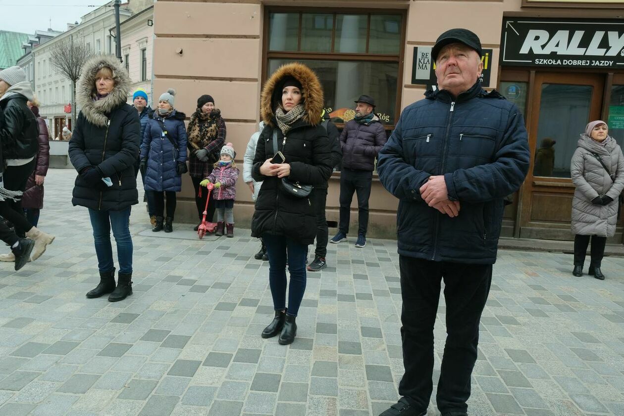  Po hejnale miejskim trębacz odegrał hymny Ukrainy i Polski  (zdjęcie 14) - Autor: Maciej Kaczanowski