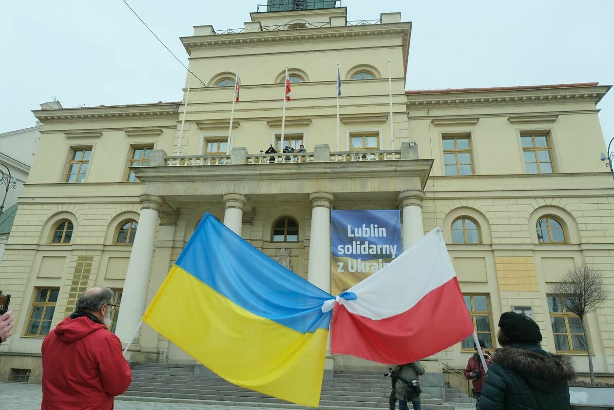 Po hejnale miejskim trębacz odegrał hymny Ukrainy i Polski  - Autor: Maciej Kaczanowski