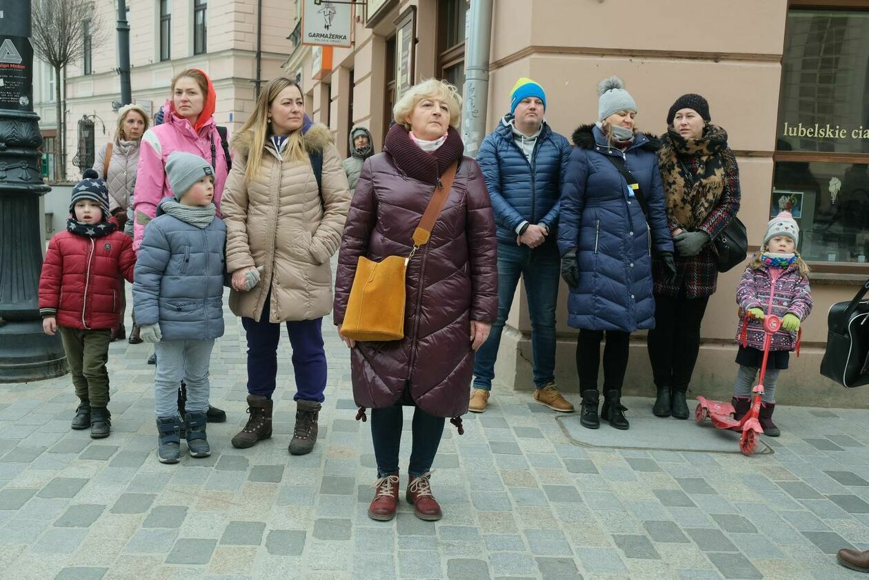  Po hejnale miejskim trębacz odegrał hymny Ukrainy i Polski  (zdjęcie 13) - Autor: Maciej Kaczanowski