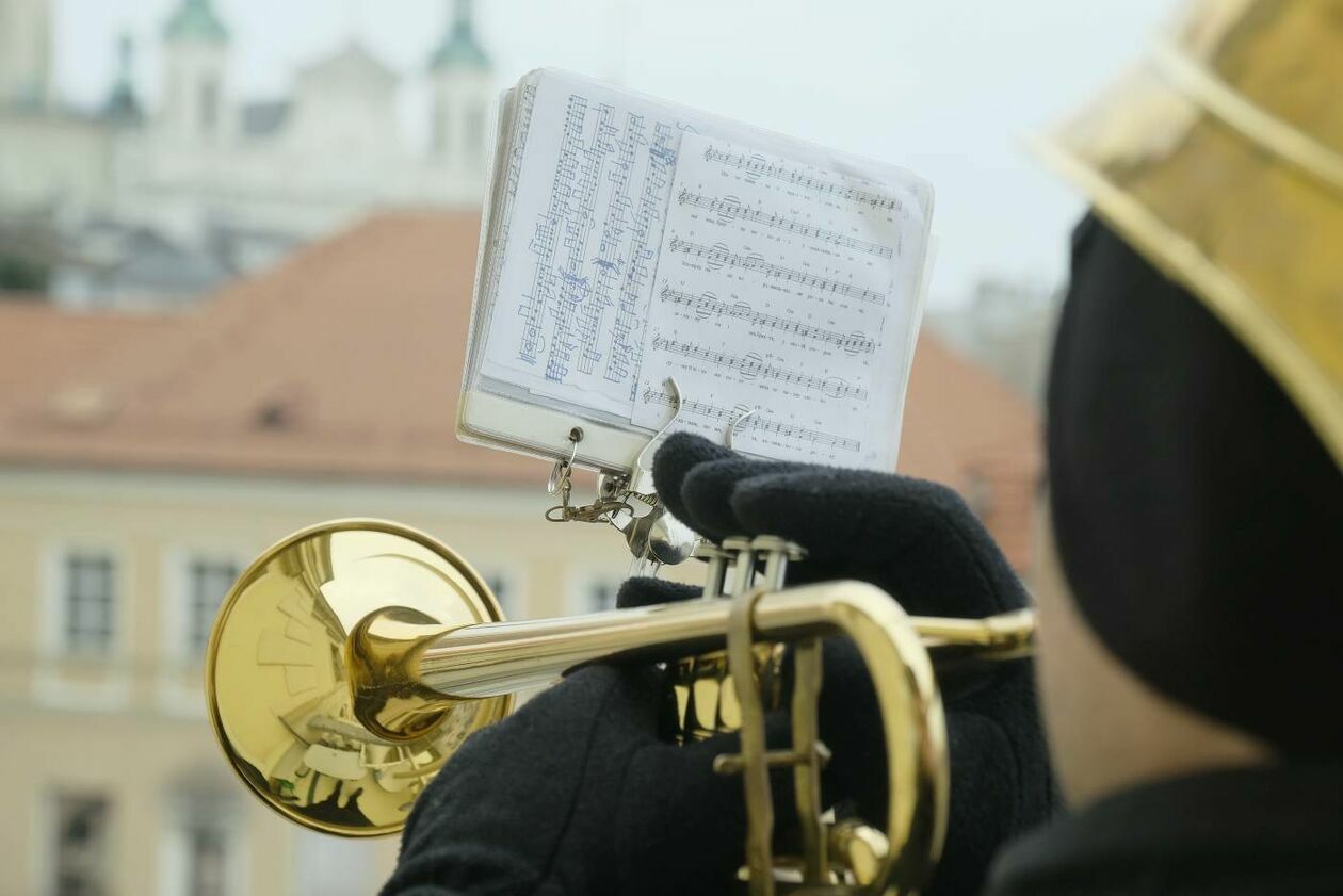  Po hejnale miejskim trębacz odegrał hymny Ukrainy i Polski  (zdjęcie 6) - Autor: Maciej Kaczanowski