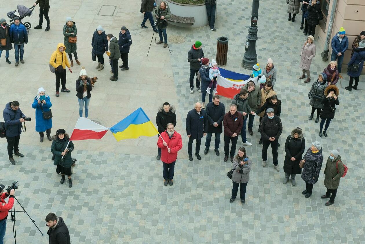  Po hejnale miejskim trębacz odegrał hymny Ukrainy i Polski  (zdjęcie 7) - Autor: Maciej Kaczanowski