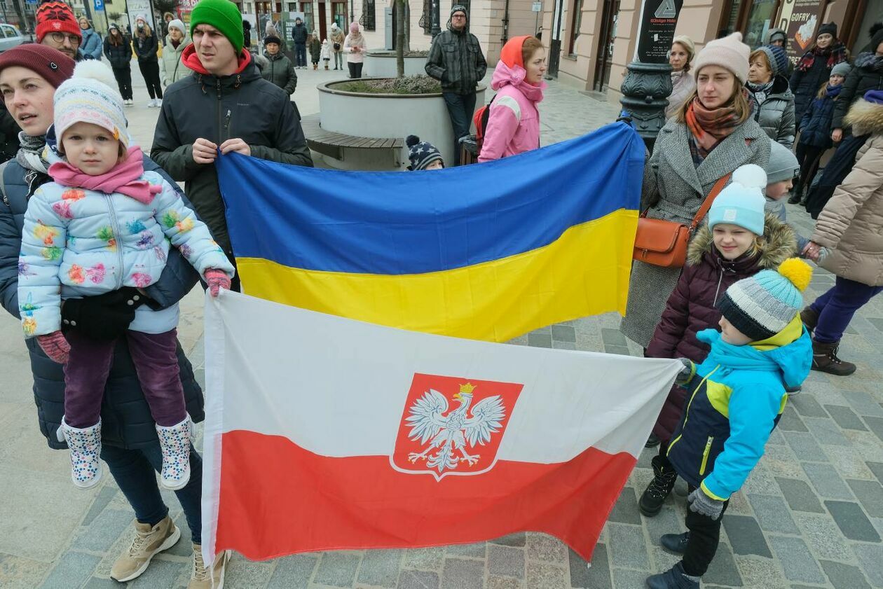  Po hejnale miejskim trębacz odegrał hymny Ukrainy i Polski  (zdjęcie 12) - Autor: Maciej Kaczanowski