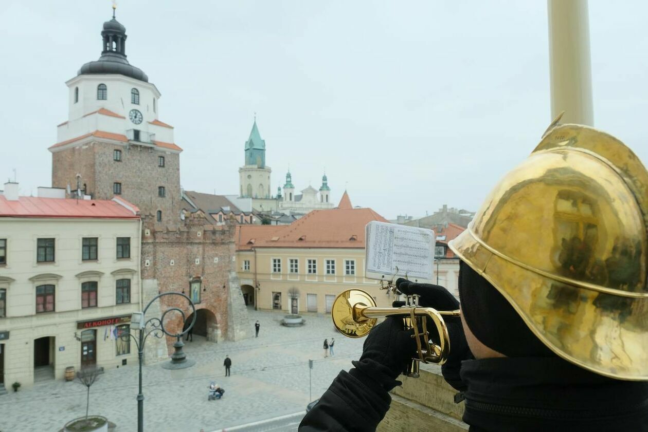  Po hejnale miejskim trębacz odegrał hymny Ukrainy i Polski  (zdjęcie 4) - Autor: Maciej Kaczanowski