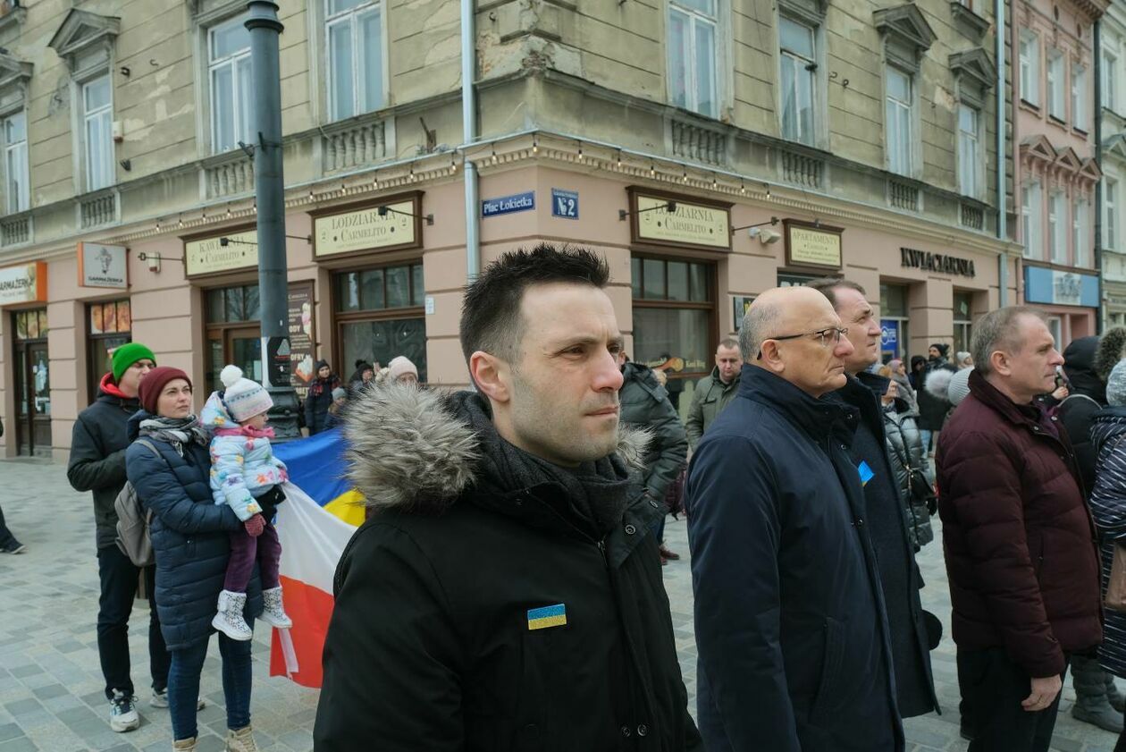  Po hejnale miejskim trębacz odegrał hymny Ukrainy i Polski  (zdjęcie 8) - Autor: Maciej Kaczanowski