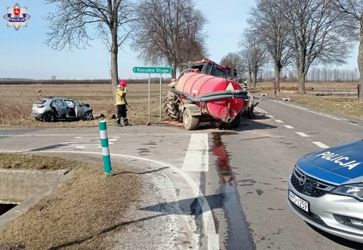  Kocudza. Wypadek samochodu i ciągnika (zdjęcie 2) - Autor: Policja