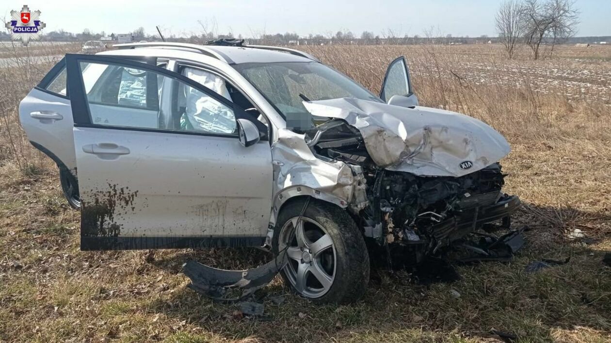  Kocudza. Wypadek samochodu i ciągnika  - Autor: Policja