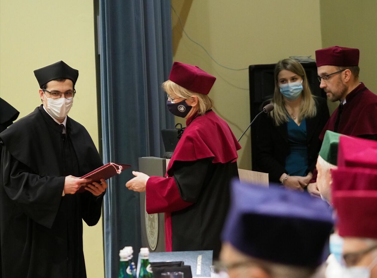  Wręczenie dyplomów doktorskich na Uniwersytecie Medycznym (zdjęcie 18) - Autor: Maciej Kaczanowski