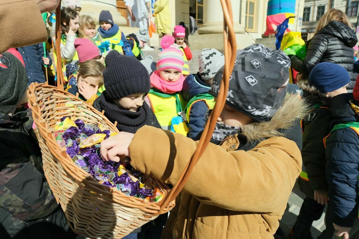  Lubelskie przedszkolaki i ukraińskie dzieci przywitały wiosnę w niebiesko-żółtych barwach (zdjęcie 23) - Autor: Maciej Kaczanowski