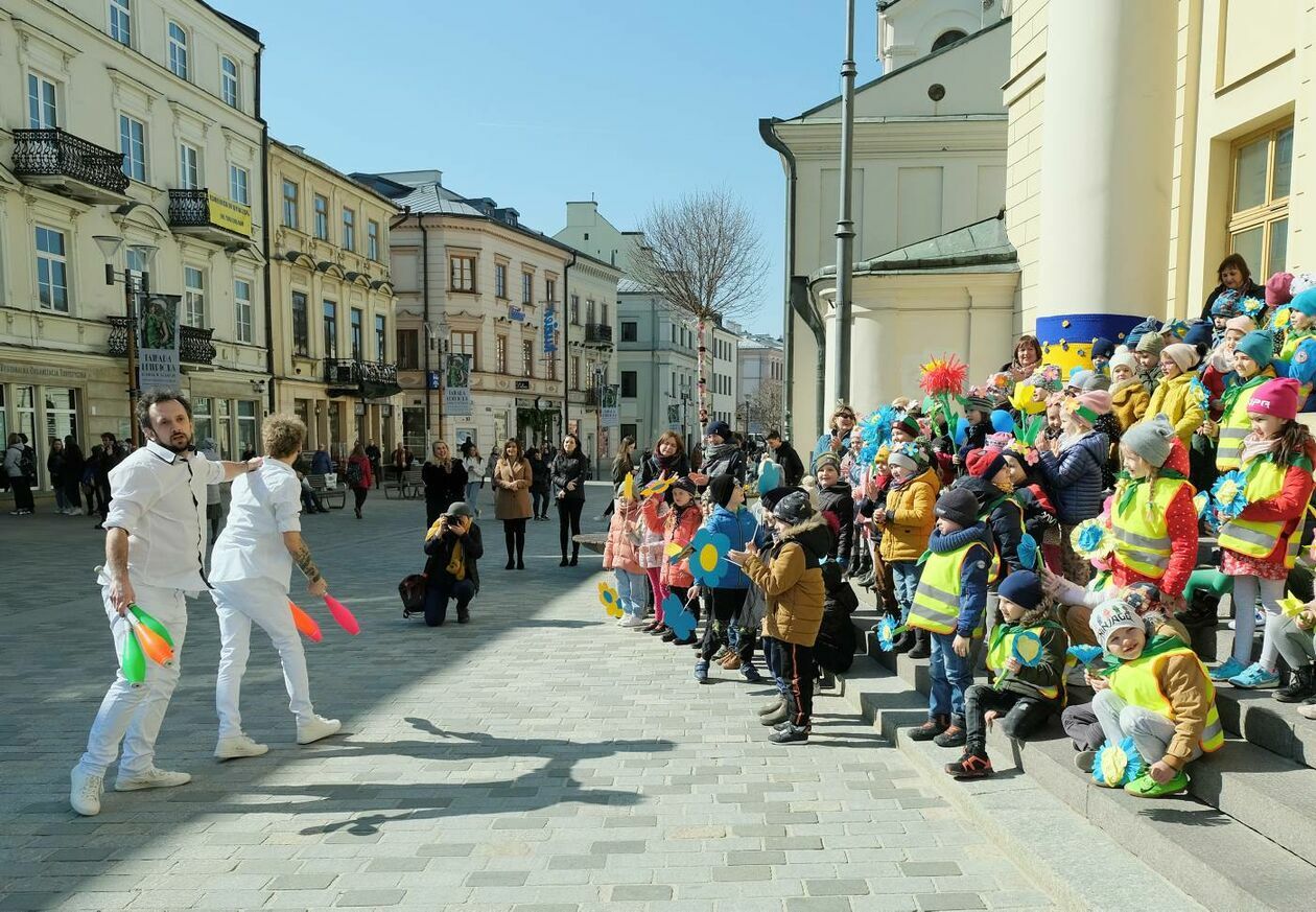  Lubelskie przedszkolaki i ukraińskie dzieci przywitały wiosnę w niebiesko-żółtych barwach (zdjęcie 21) - Autor: Maciej Kaczanowski