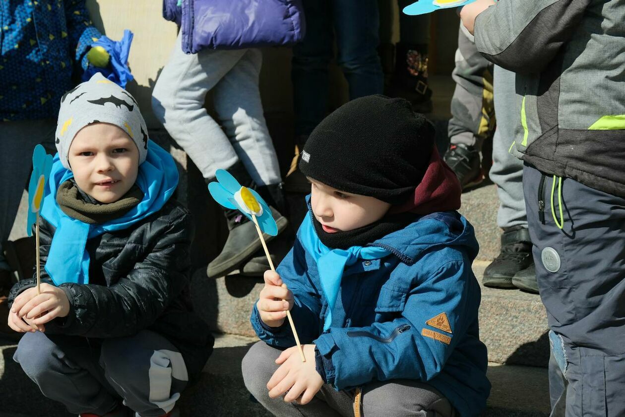  Lubelskie przedszkolaki i ukraińskie dzieci przywitały wiosnę w niebiesko-żółtych barwach (zdjęcie 20) - Autor: Maciej Kaczanowski