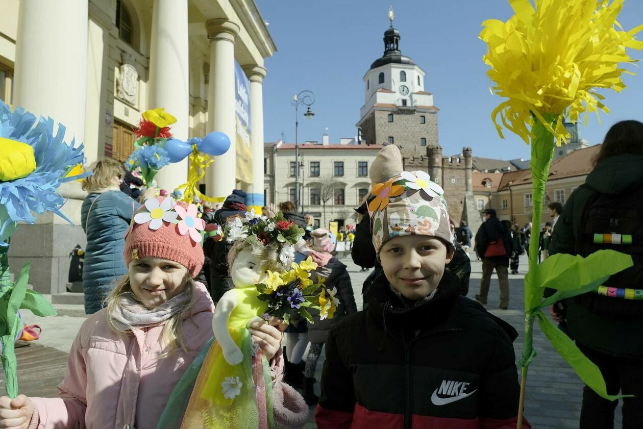  Lubelskie przedszkolaki i ukraińskie dzieci przywitały wiosnę w niebiesko-żółtych barwach (zdjęcie 8) - Autor: Maciej Kaczanowski