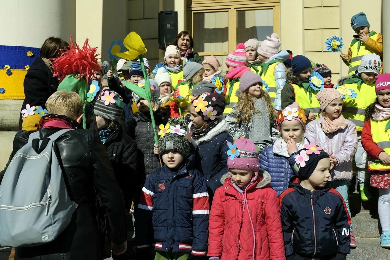  Lubelskie przedszkolaki i ukraińskie dzieci przywitały wiosnę w niebiesko-żółtych barwach (zdjęcie 10) - Autor: Maciej Kaczanowski