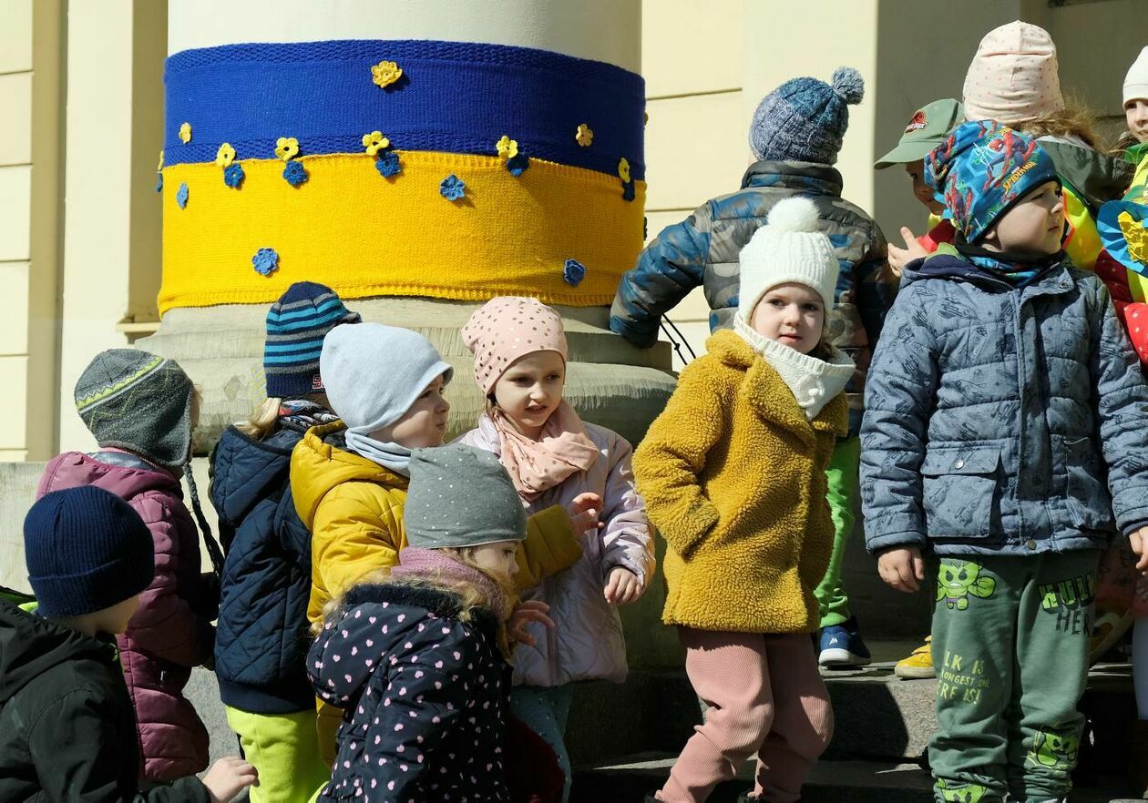  Lubelskie przedszkolaki i ukraińskie dzieci przywitały wiosnę w niebiesko-żółtych barwach (zdjęcie 6) - Autor: Maciej Kaczanowski