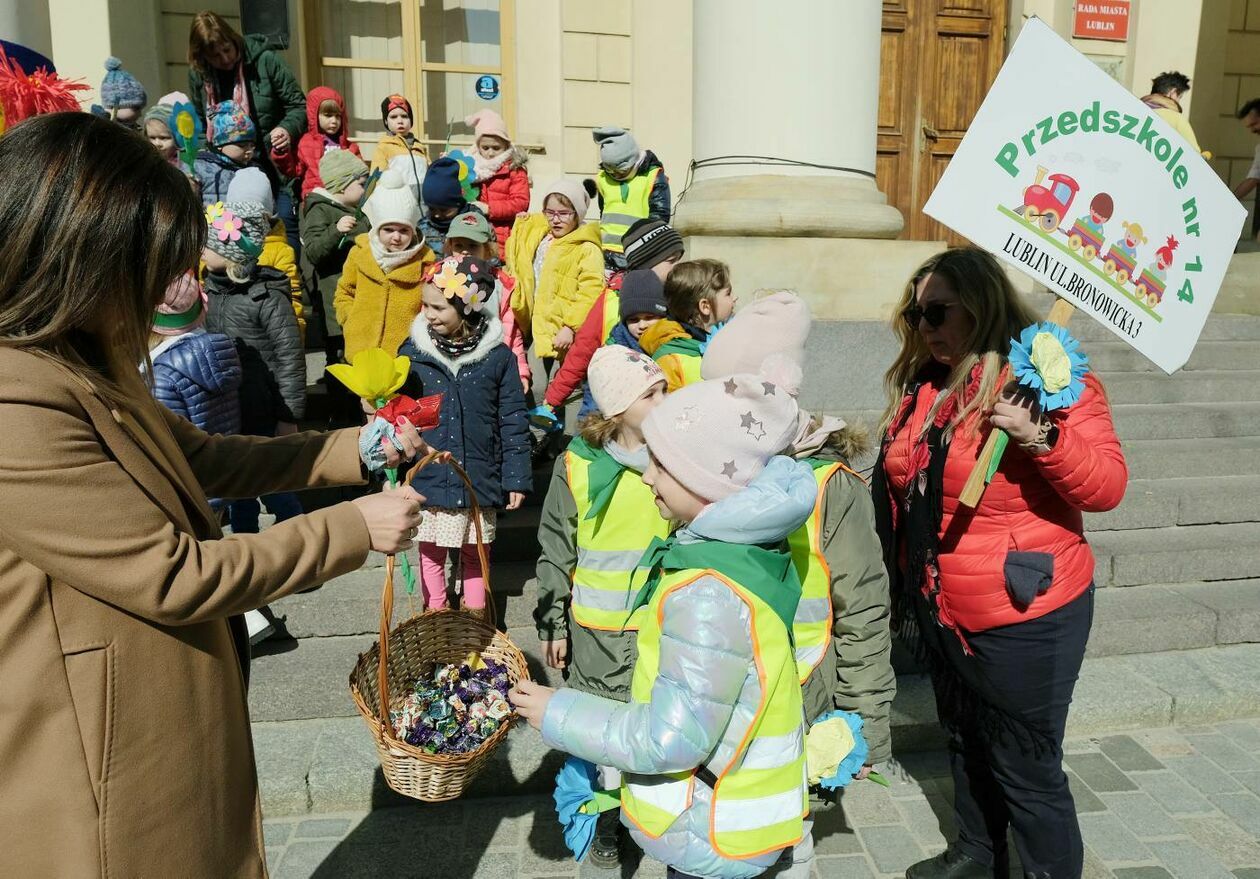  Lubelskie przedszkolaki i ukraińskie dzieci przywitały wiosnę w niebiesko-żółtych barwach (zdjęcie 24) - Autor: Maciej Kaczanowski