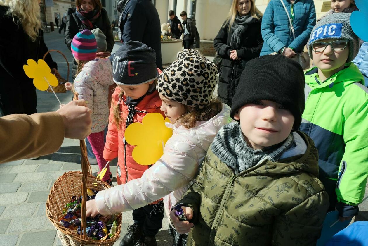  Lubelskie przedszkolaki i ukraińskie dzieci przywitały wiosnę w niebiesko-żółtych barwach (zdjęcie 22) - Autor: Maciej Kaczanowski