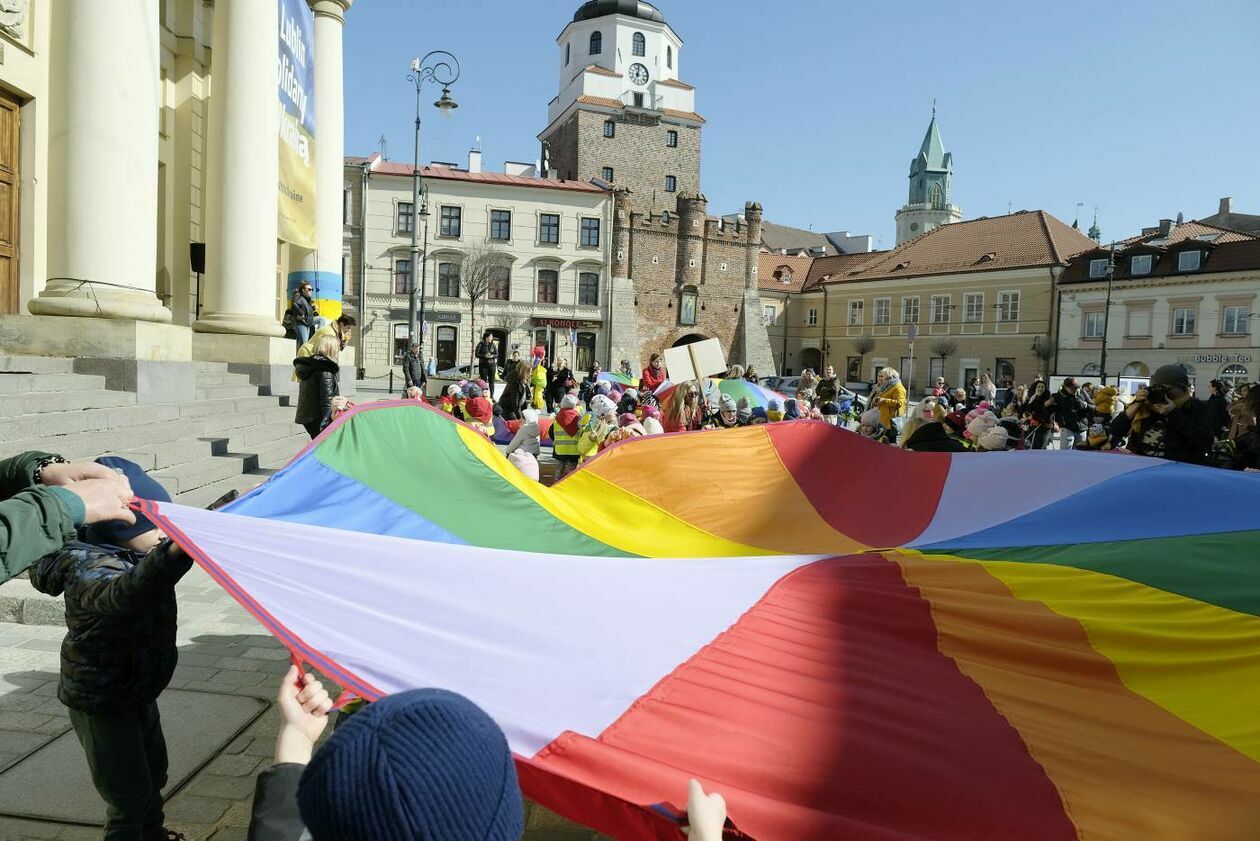 Lubelskie przedszkolaki i ukraińskie dzieci przywitały wiosnę w niebiesko-żółtych barwach