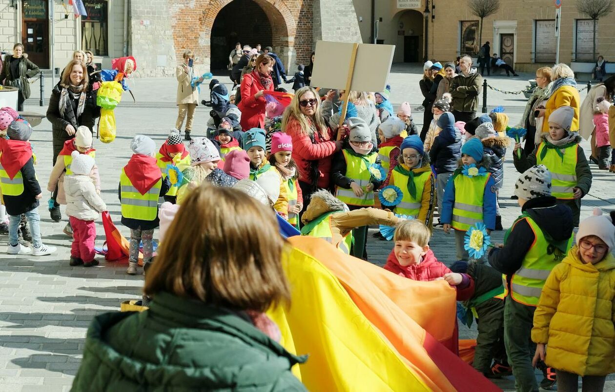  Lubelskie przedszkolaki i ukraińskie dzieci przywitały wiosnę w niebiesko-żółtych barwach (zdjęcie 3) - Autor: Maciej Kaczanowski