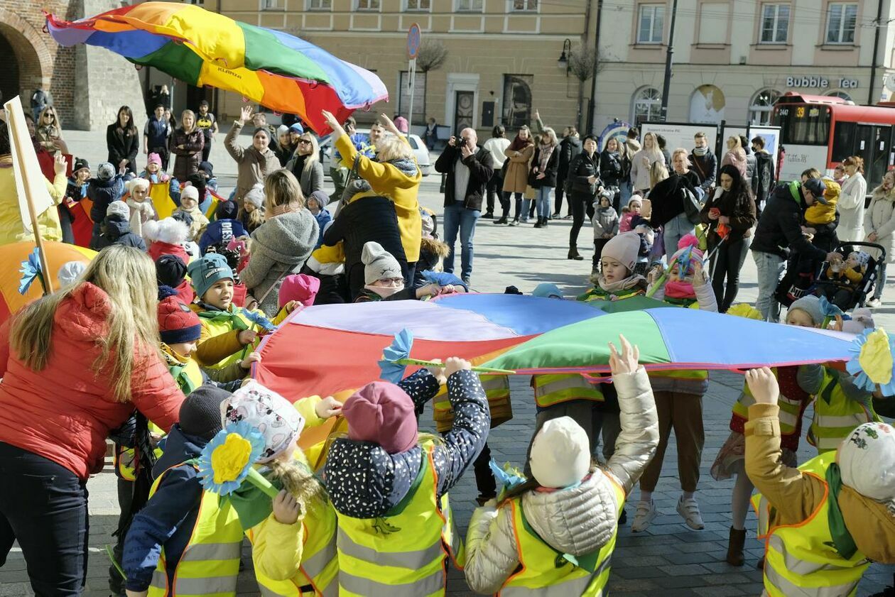  Lubelskie przedszkolaki i ukraińskie dzieci przywitały wiosnę w niebiesko-żółtych barwach (zdjęcie 4) - Autor: Maciej Kaczanowski