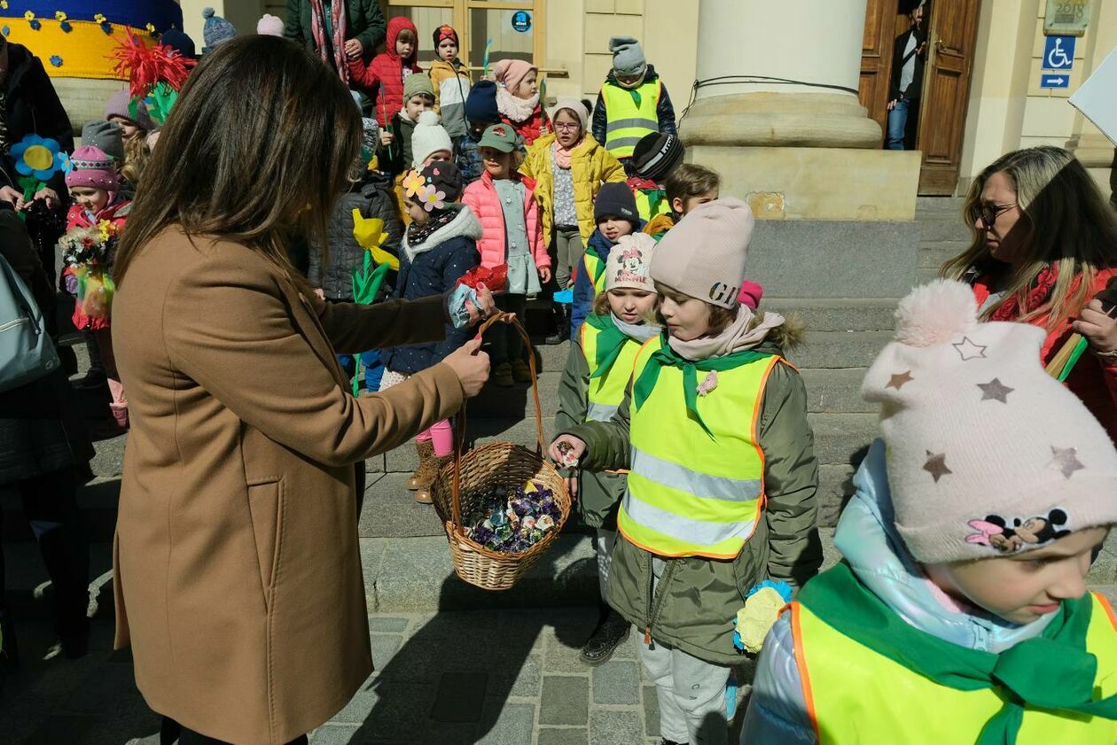  Lubelskie przedszkolaki i ukraińskie dzieci przywitały wiosnę w niebiesko-żółtych barwach (zdjęcie 25) - Autor: Maciej Kaczanowski