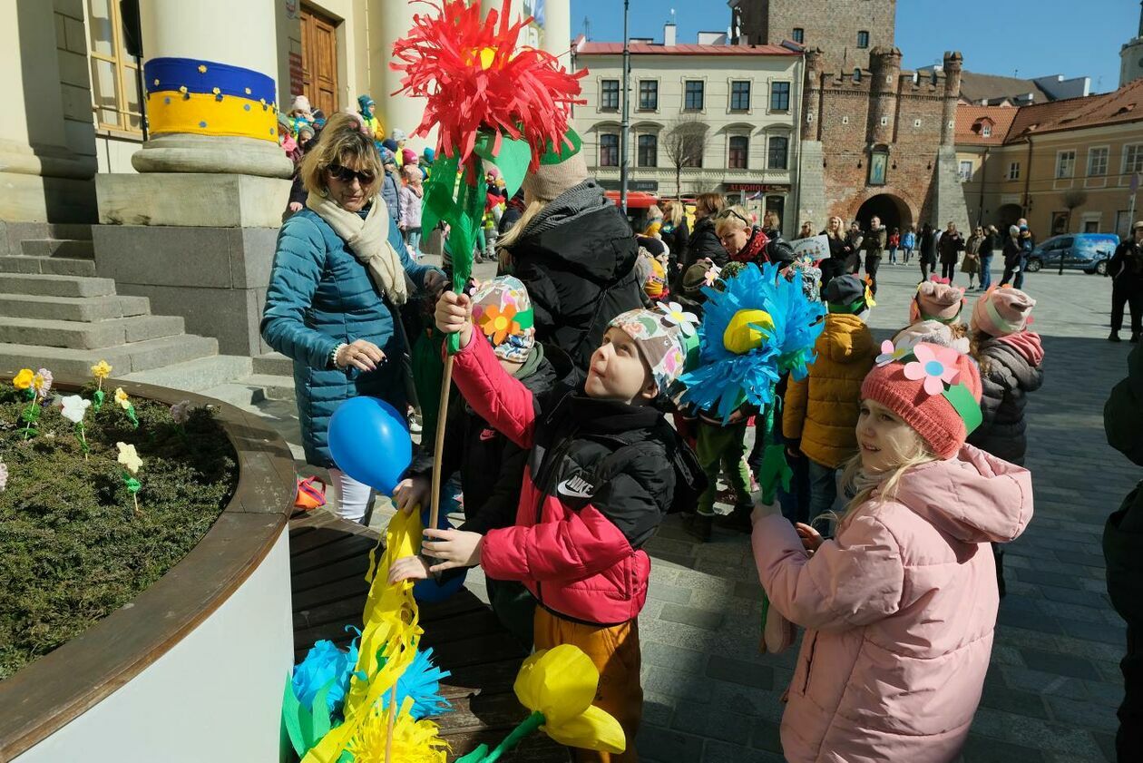  Lubelskie przedszkolaki i ukraińskie dzieci przywitały wiosnę w niebiesko-żółtych barwach (zdjęcie 7) - Autor: Maciej Kaczanowski