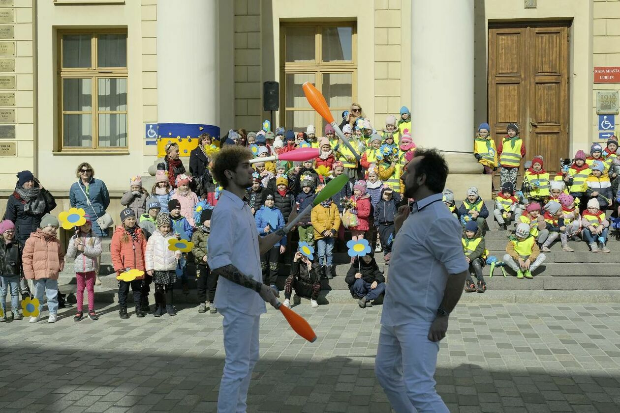  Lubelskie przedszkolaki i ukraińskie dzieci przywitały wiosnę w niebiesko-żółtych barwach (zdjęcie 17) - Autor: Maciej Kaczanowski
