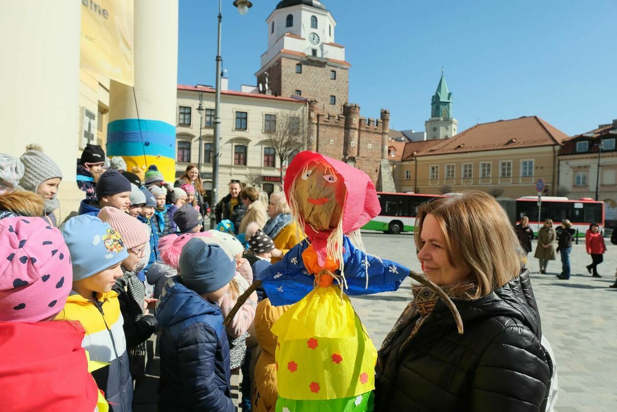  Lubelskie przedszkolaki i ukraińskie dzieci przywitały wiosnę w niebiesko-żółtych barwach (zdjęcie 11) - Autor: Maciej Kaczanowski