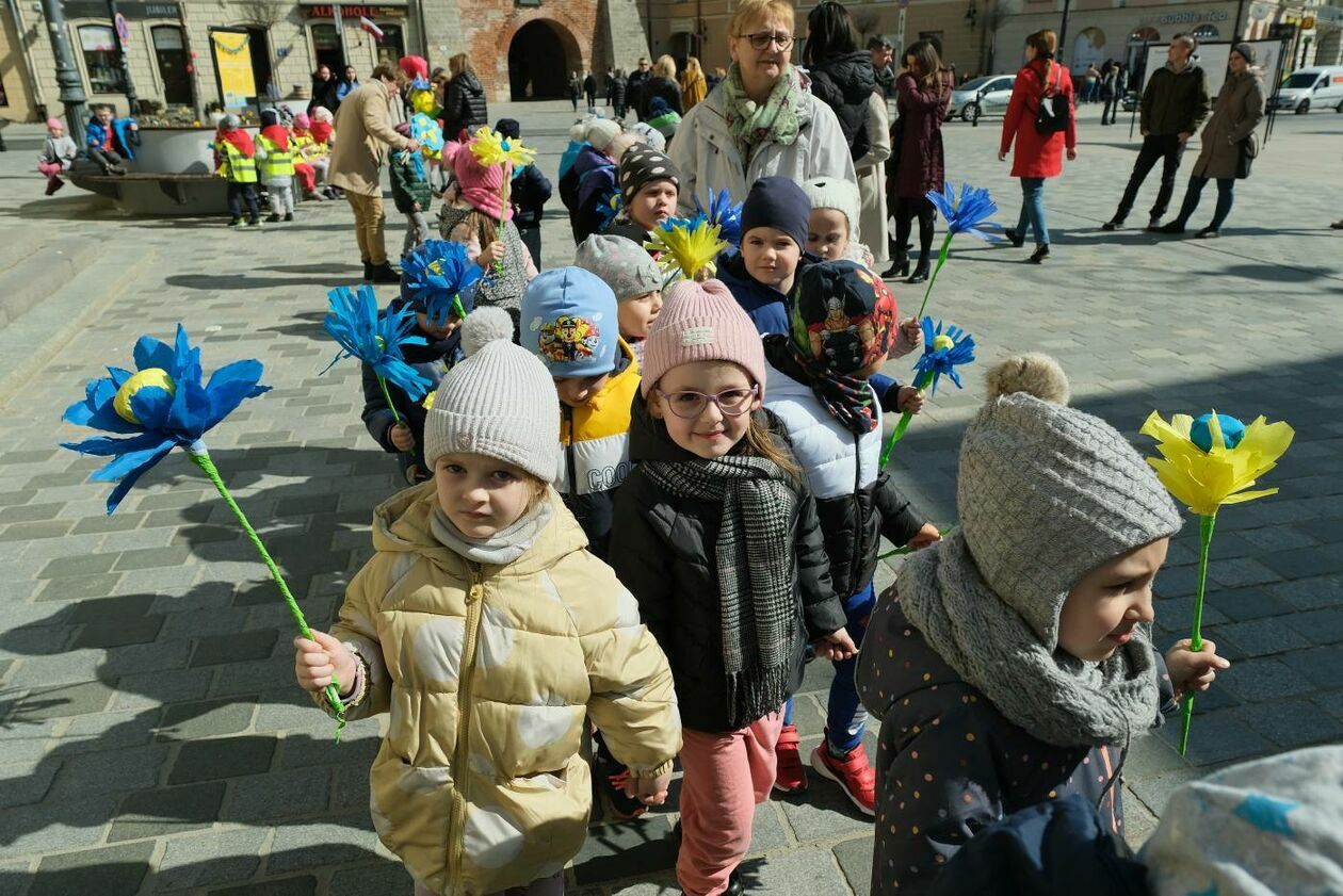  Lubelskie przedszkolaki i ukraińskie dzieci przywitały wiosnę w niebiesko-żółtych barwach  - Autor: Maciej Kaczanowski
