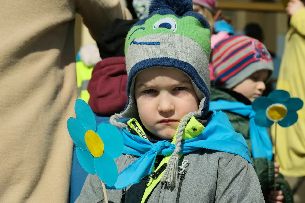  Lubelskie przedszkolaki i ukraińskie dzieci przywitały wiosnę w niebiesko-żółtych barwach (zdjęcie 15) - Autor: Maciej Kaczanowski