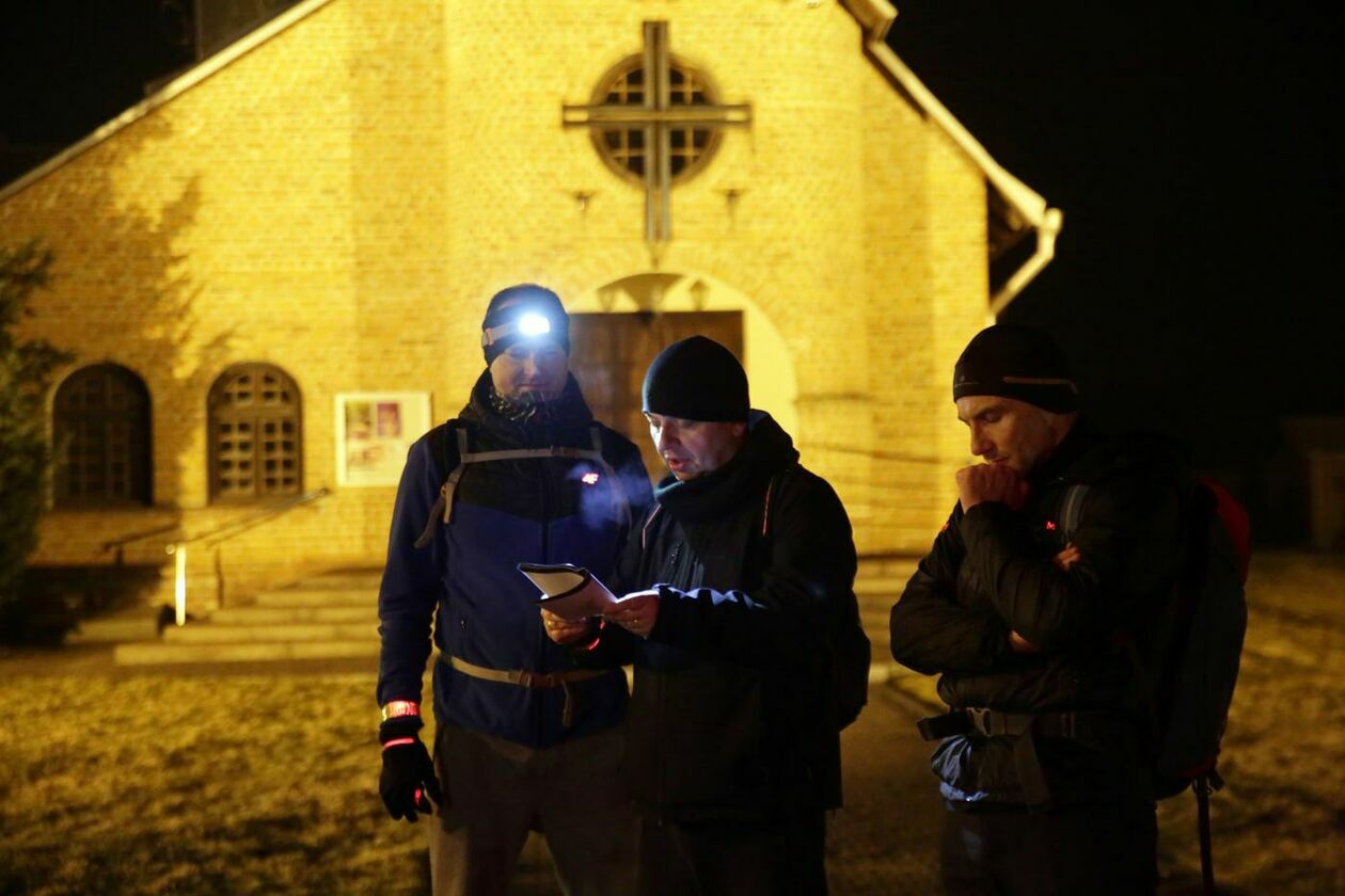  Wyruszyli w drogę uczestnicy tegorocznej Ekstremalnej Drogi Krzyżowej (zdjęcie 44) - Autor: Maciej Kaczanowski