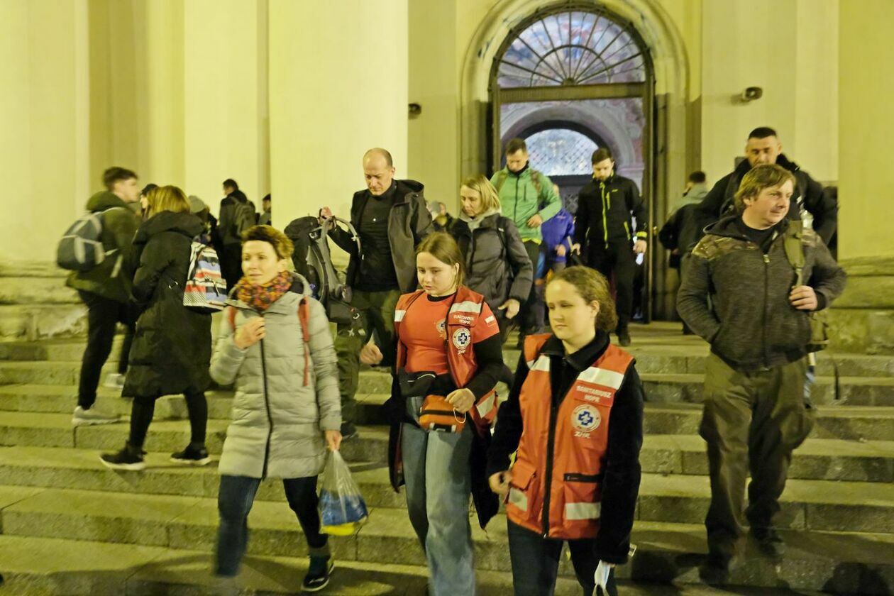  Wyruszyli w drogę uczestnicy tegorocznej Ekstremalnej Drogi Krzyżowej (zdjęcie 18) - Autor: Maciej Kaczanowski