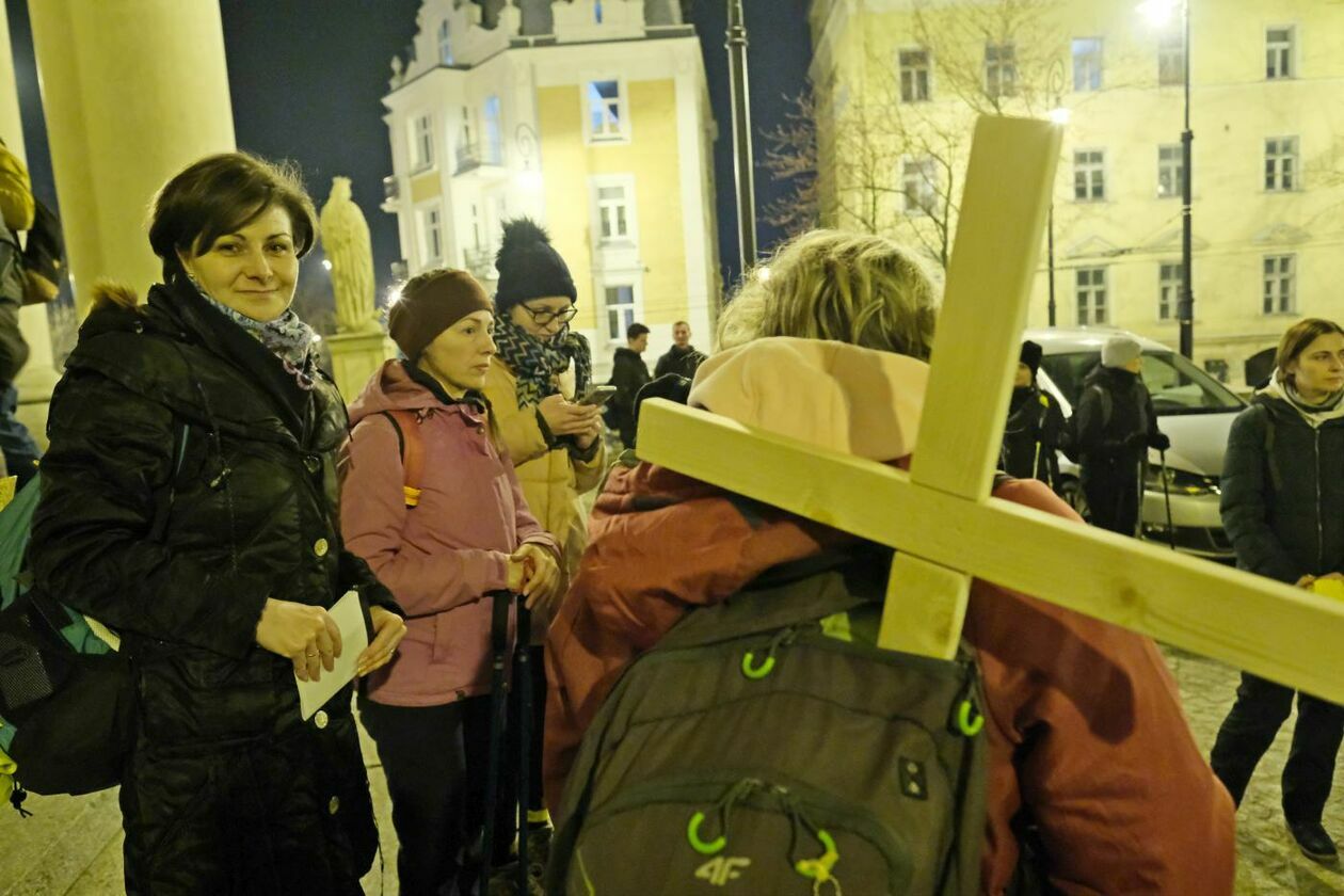  Wyruszyli w drogę uczestnicy tegorocznej Ekstremalnej Drogi Krzyżowej (zdjęcie 20) - Autor: Maciej Kaczanowski