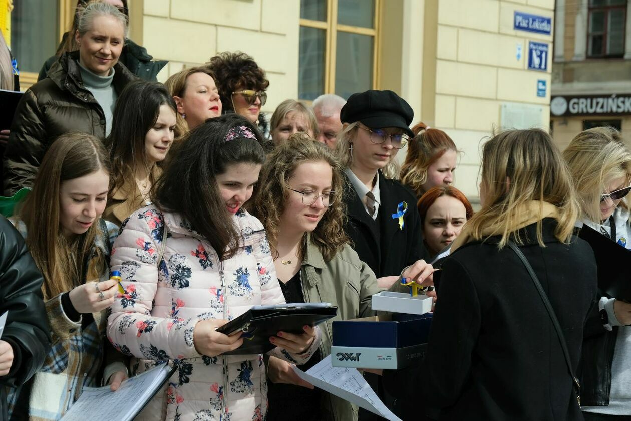  Lubelskie chóry śpiewały Modlitwę o pokój by zaprotestować przeciwko wojnie w Ukrainie (zdjęcie 5) - Autor: Maciej Kaczanowski