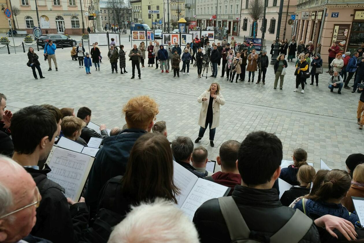 Lubelskie chóry śpiewały Modlitwę o pokój by zaprotestować przeciwko wojnie w Ukrainie (zdjęcie 33) - Autor: Maciej Kaczanowski