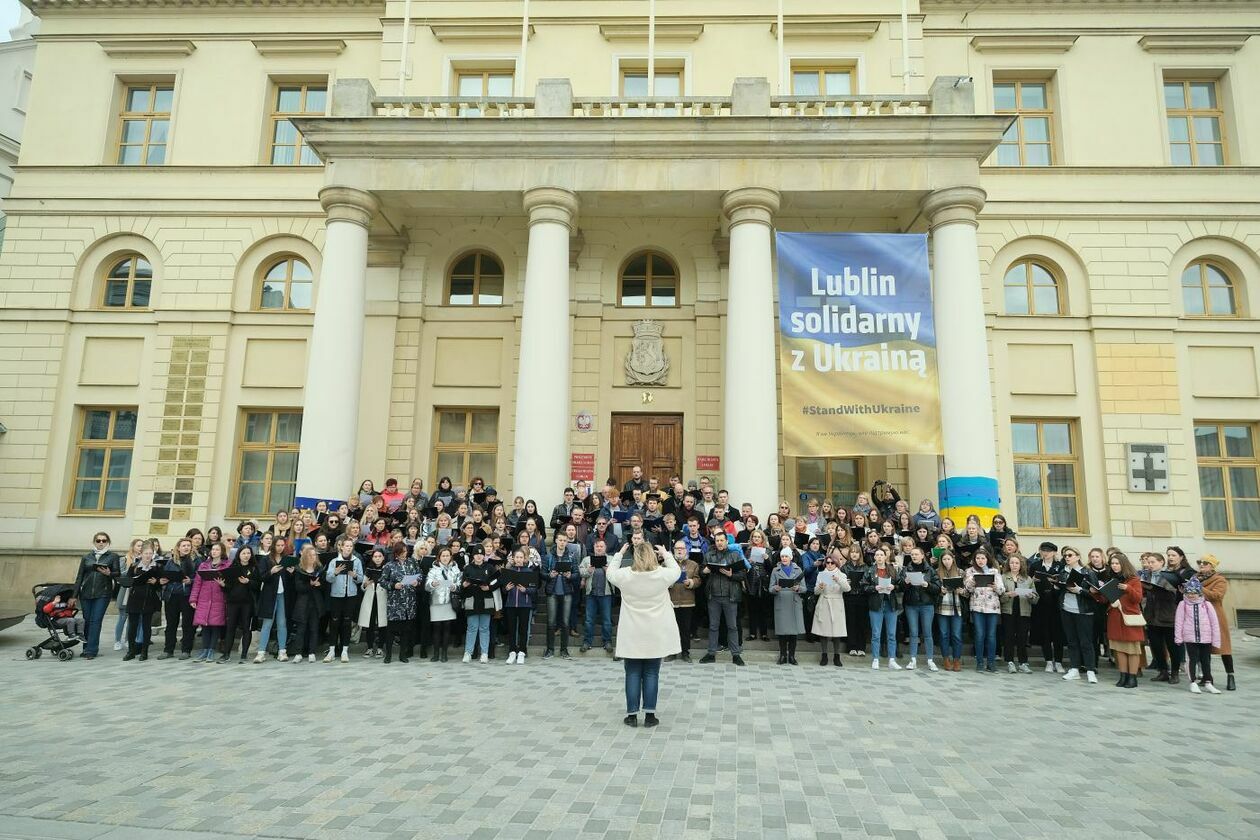  Lubelskie chóry śpiewały Modlitwę o pokój by zaprotestować przeciwko wojnie w Ukrainie  - Autor: Maciej Kaczanowski