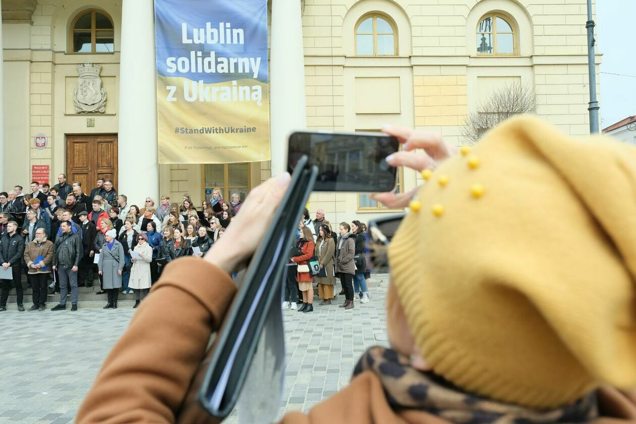  Lubelskie chóry śpiewały Modlitwę o pokój by zaprotestować przeciwko wojnie w Ukrainie (zdjęcie 15) - Autor: Maciej Kaczanowski